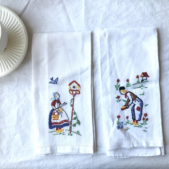 Vintage Other - VINTAGE “Feeding the Birds” Set/2 Fingertip Towels, Linen, Red/Blue/Yellow